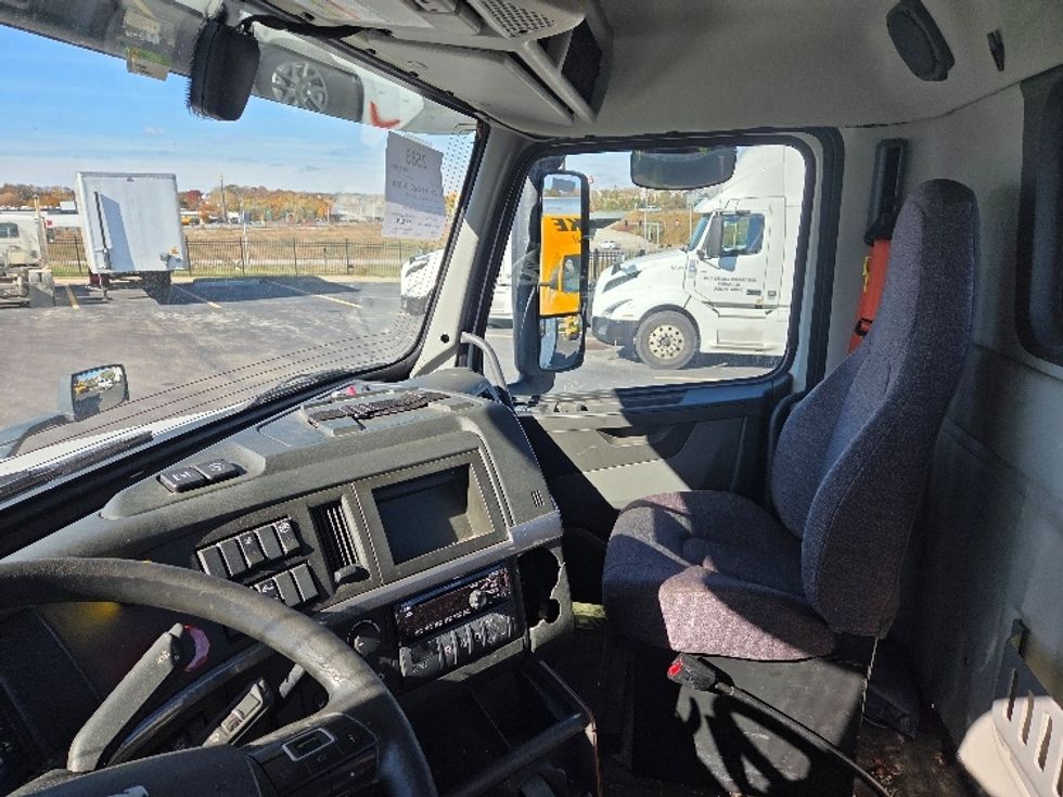 Day Cab Tractor-Heavy Duty Tractors-Volvo-2019-VNL42300-Kansas City-MO-407,293\n\t\tmiles-$ 30,500 - Image 9