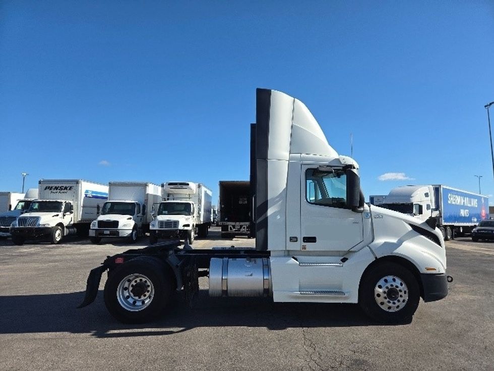 Day Cab Tractor-Heavy Duty Tractors-Volvo-2019-VNL42300-Kansas City-MO-451,379\n\t\tmiles-$ 28,000 - Image 8