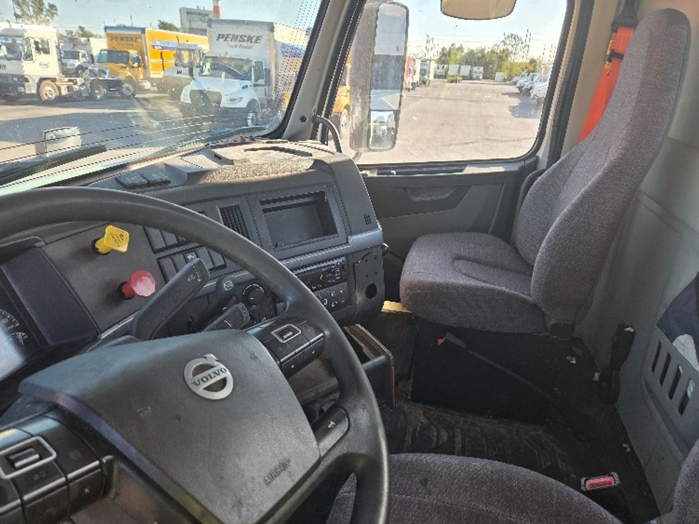 Day Cab Tractor-Heavy Duty Tractors-Volvo-2019-VNL42300-Kansas City-MO-580,724\n\t\tmiles-$ 20,000 - Image 10
