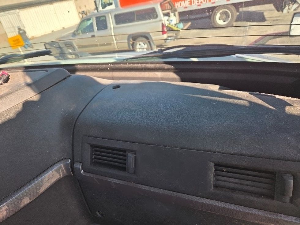 Day Cab Tractor-Heavy Duty Tractors-Volvo-2019-VNL42300-Kansas City-MO-580,724\n\t\tmiles-$ 20,000 - Image 13