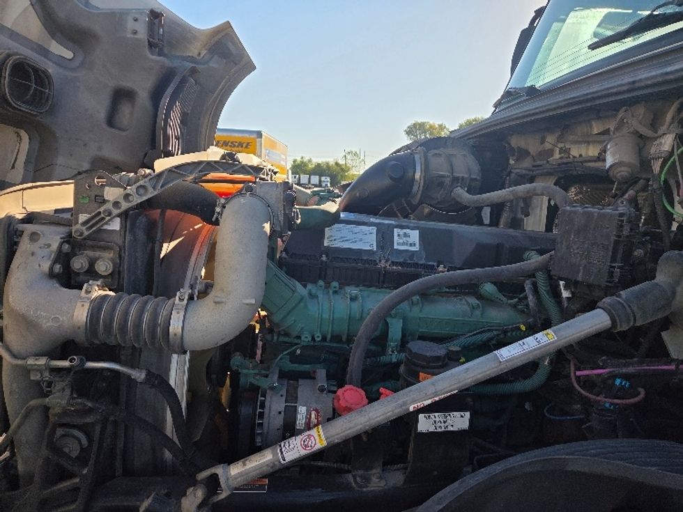 Day Cab Tractor-Heavy Duty Tractors-Volvo-2019-VNL42300-Kansas City-MO-580,724\n\t\tmiles-$ 20,000 - Image 16