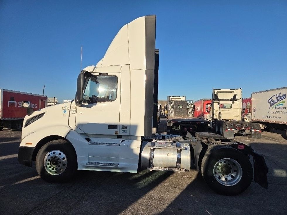 Day Cab Tractor-Heavy Duty Tractors-Volvo-2019-VNL42300-Kansas City-MO-580,724\n\t\tmiles-$ 20,000 - Image 4