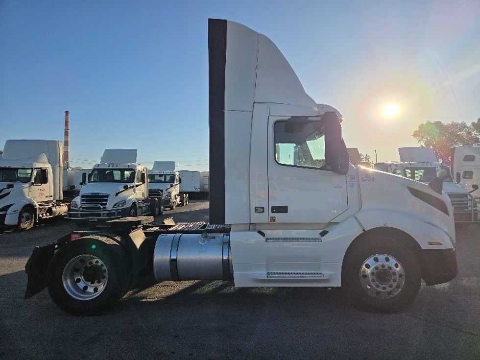 Day Cab Tractor-Heavy Duty Tractors-Volvo-2019-VNL42300-Kansas City-MO-580,724\n\t\tmiles-$ 20,000 - Image 8