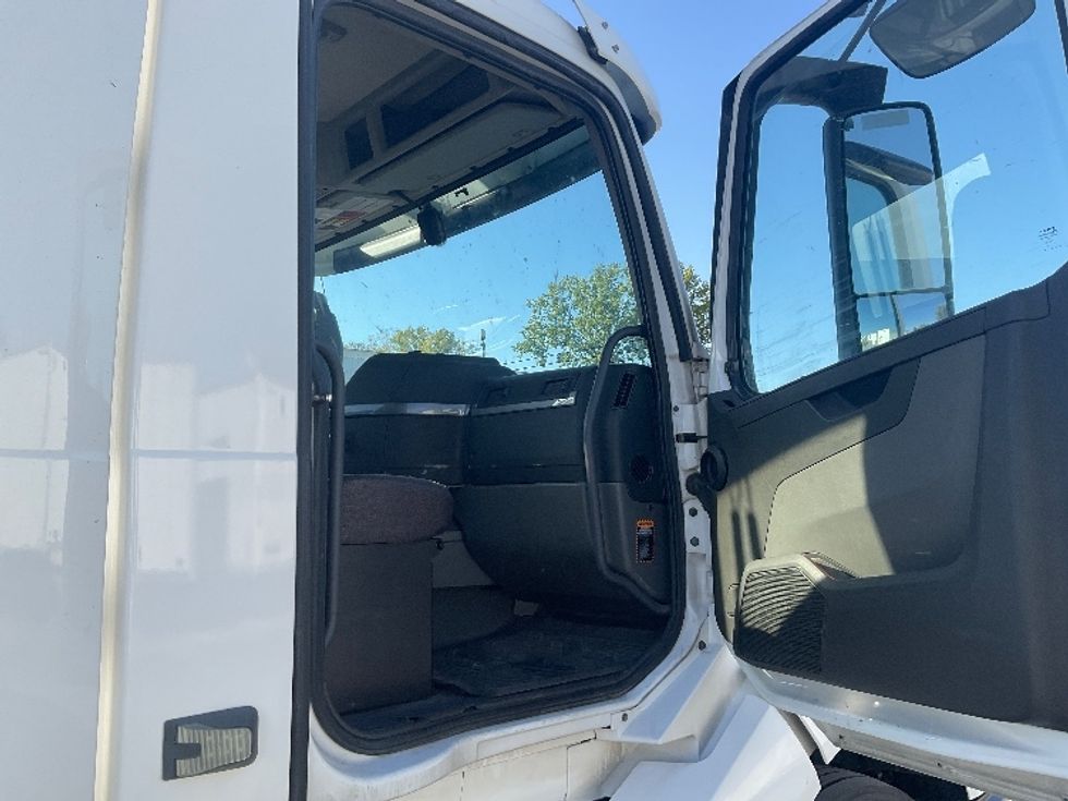 Day Cab Tractor-Heavy Duty Tractors-Volvo-2019-VNL42300-Kansas City-MO-599,403\n\t\tmiles-$ 20,000 - Image 12