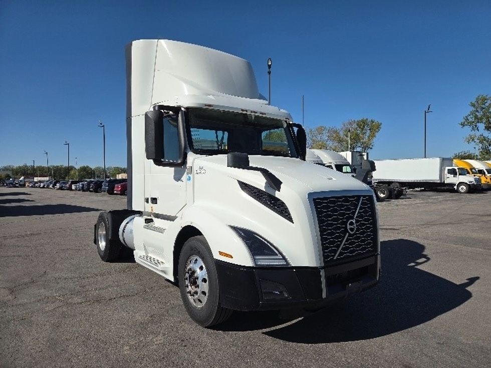 Day Cab Tractor-Heavy Duty Tractors-Volvo-2019-VNL42300-Kansas City-MO-648,469\n\t\tmiles-$ 20,000 - Image 1