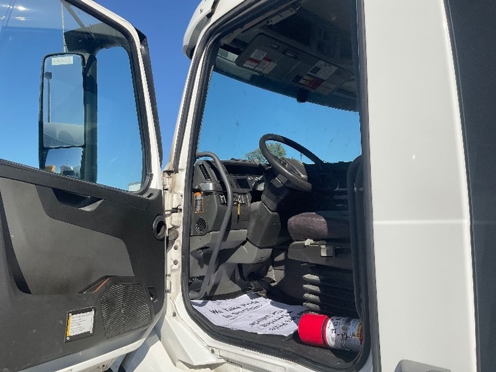 Day Cab Tractor-Heavy Duty Tractors-Volvo-2019-VNL42300-Kansas City-MO-648,469\n\t\tmiles-$ 20,000 - Image 9