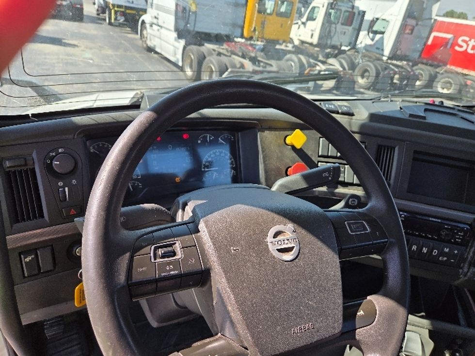 Day Cab Tractor-Heavy Duty Tractors-Volvo-2019-VNL42300-Kansas City-MO-657,795\n\t\tmiles-$ 20,000 - Image 11