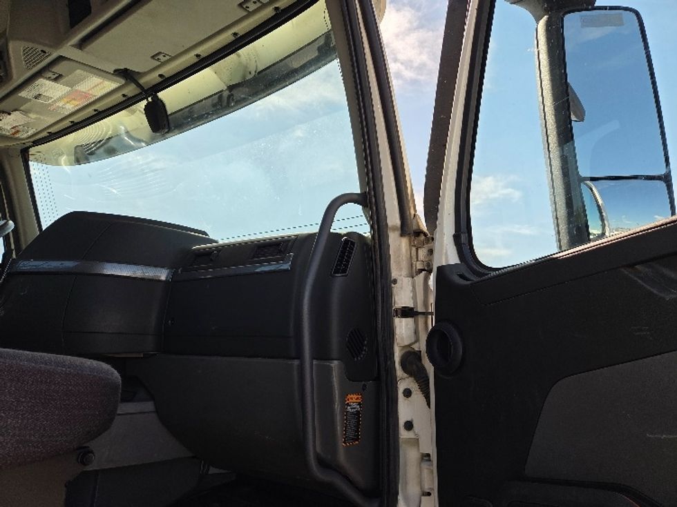 Day Cab Tractor-Heavy Duty Tractors-Volvo-2019-VNL42300-Kansas City-MO-657,795\n\t\tmiles-$ 20,000 - Image 12