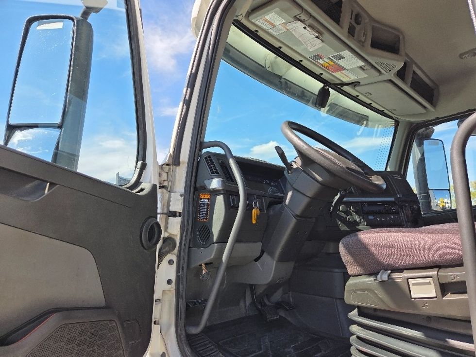 Day Cab Tractor-Heavy Duty Tractors-Volvo-2019-VNL42300-Kansas City-MO-657,795\n\t\tmiles-$ 20,000 - Image 9