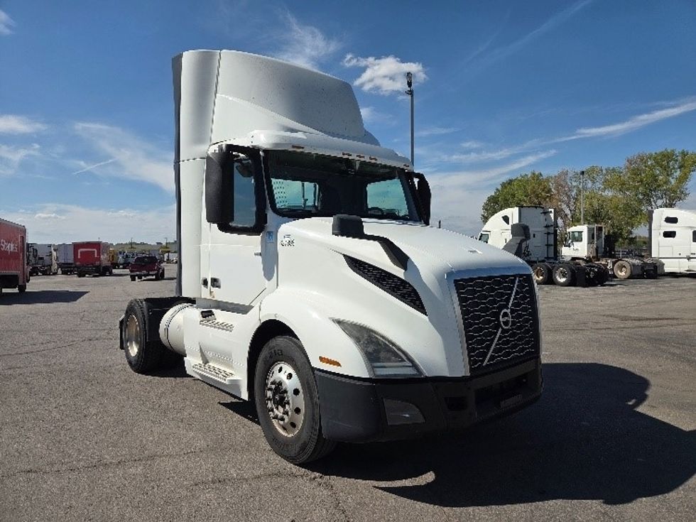 Day Cab Tractor-Heavy Duty Tractors-Volvo-2019-VNL42300-Kansas City-MO-692,979\n\t\tmiles-$ 20,000 - Image 1