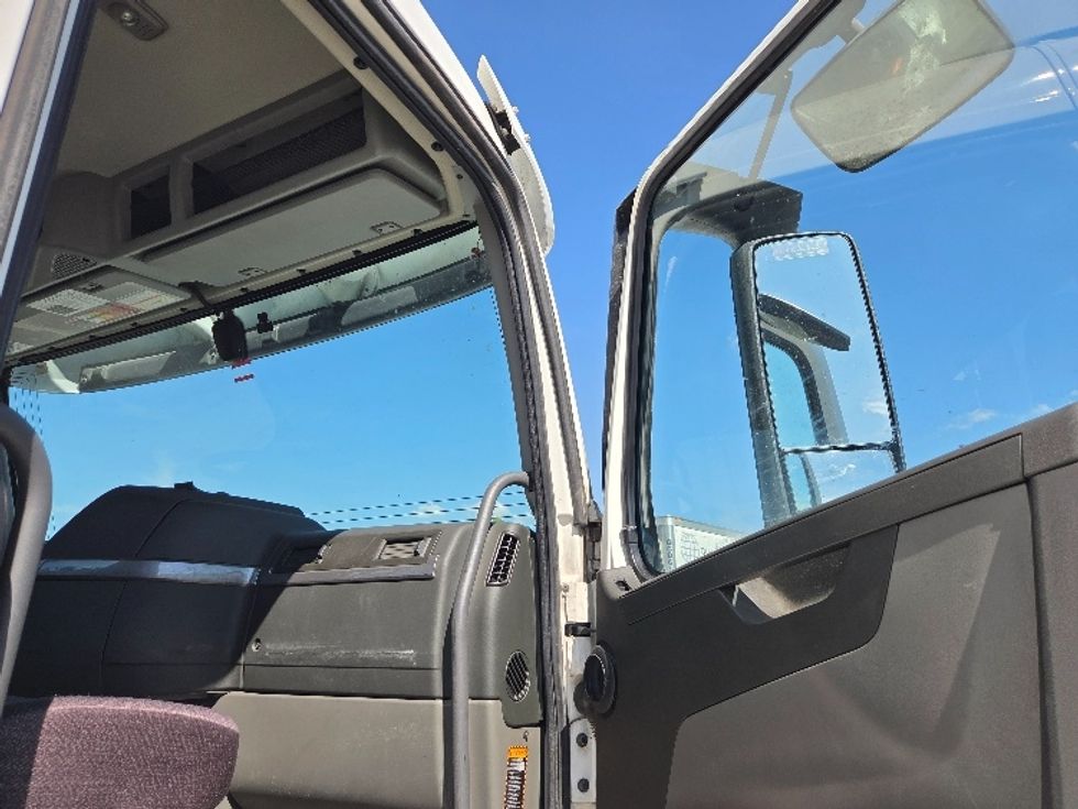 Day Cab Tractor-Heavy Duty Tractors-Volvo-2019-VNL42300-Kansas City-MO-692,979\n\t\tmiles-$ 20,000 - Image 12