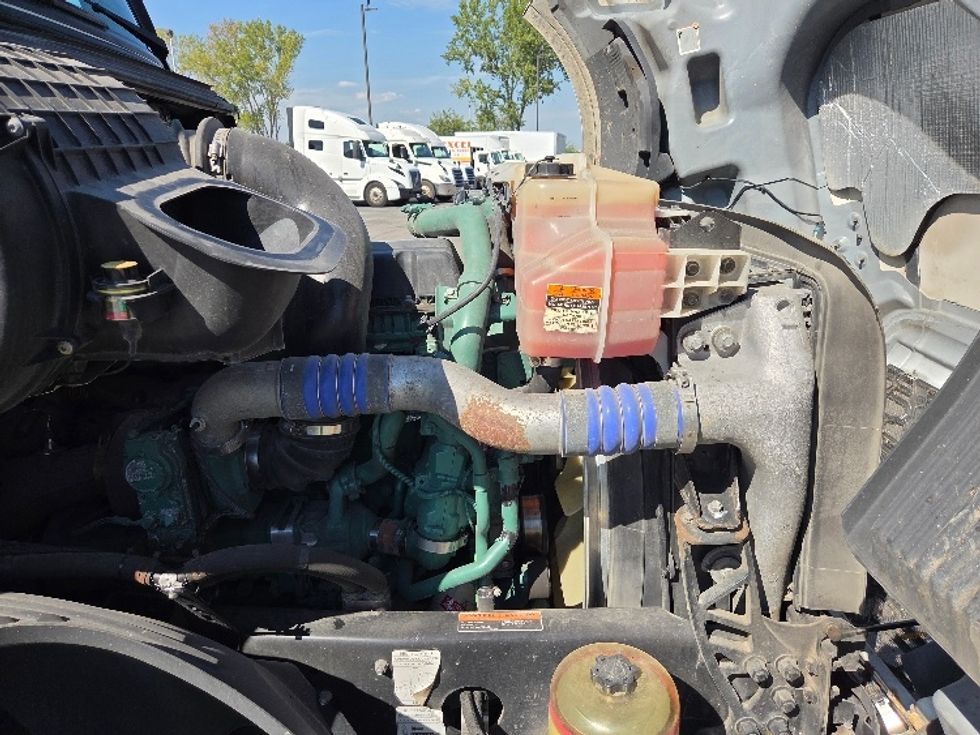 Day Cab Tractor-Heavy Duty Tractors-Volvo-2019-VNL42300-Kansas City-MO-692,979\n\t\tmiles-$ 20,000 - Image 15