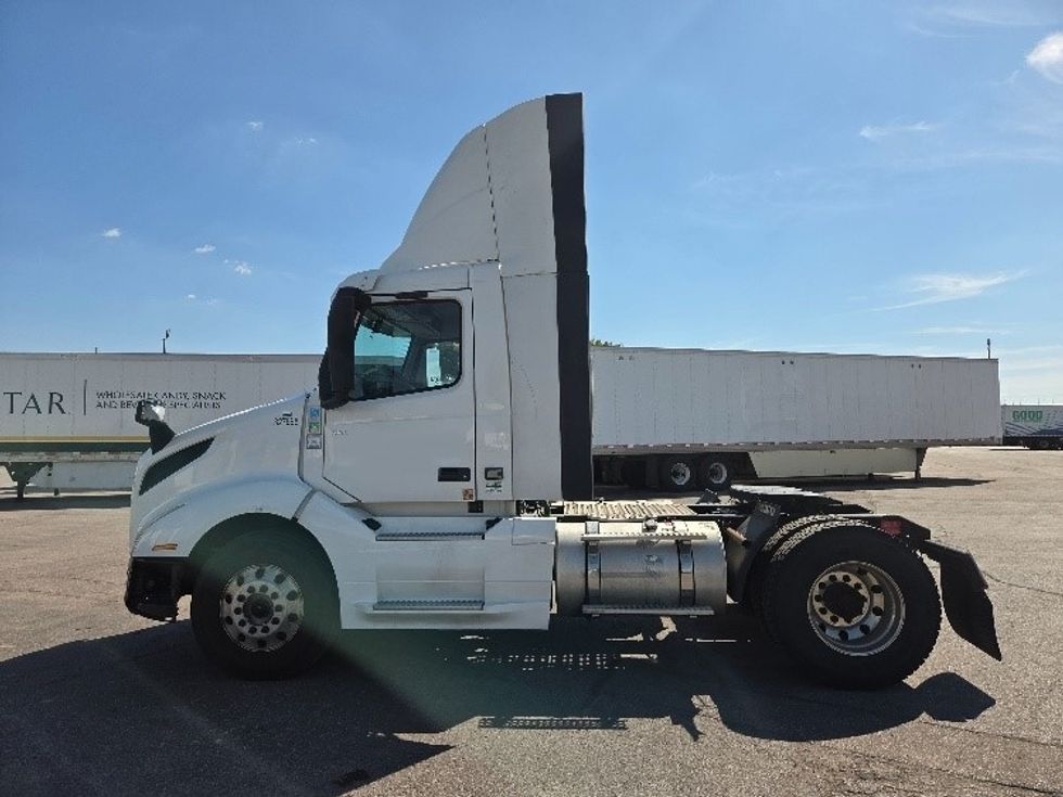 Day Cab Tractor-Heavy Duty Tractors-Volvo-2019-VNL42300-Kansas City-MO-692,979\n\t\tmiles-$ 20,000 - Image 4
