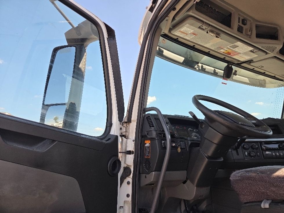 Day Cab Tractor-Heavy Duty Tractors-Volvo-2019-VNL42300-Kansas City-MO-692,979\n\t\tmiles-$ 20,000 - Image 9