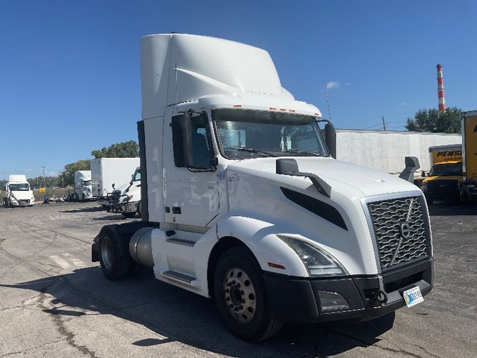 Day Cab Tractor-Heavy Duty Tractors-Volvo-2019-VNL42300-Kansas City-MO-694,627\n\t\tmiles-$ 20,000 - Image 1