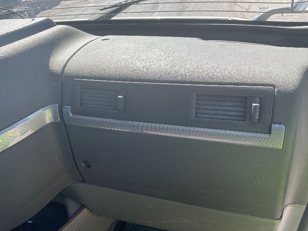 Day Cab Tractor-Heavy Duty Tractors-Volvo-2019-VNL42300-Kansas City-MO-694,627\n\t\tmiles-$ 20,000 - Image 13