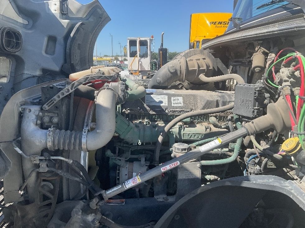 Day Cab Tractor-Heavy Duty Tractors-Volvo-2019-VNL42300-Kansas City-MO-694,627\n\t\tmiles-$ 20,000 - Image 16