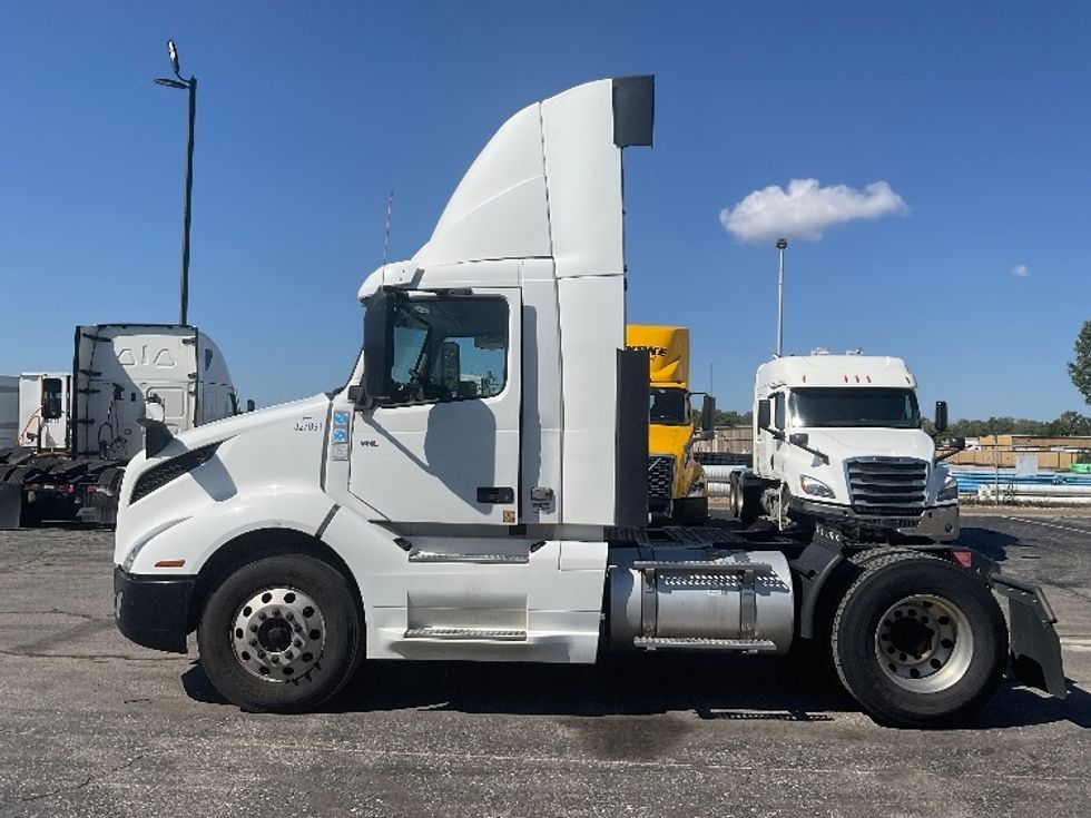 Day Cab Tractor-Heavy Duty Tractors-Volvo-2019-VNL42300-Kansas City-MO-694,627\n\t\tmiles-$ 20,000 - Image 4