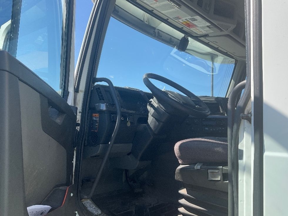 Day Cab Tractor-Heavy Duty Tractors-Volvo-2019-VNL42300-Kansas City-MO-694,627\n\t\tmiles-$ 20,000 - Image 9