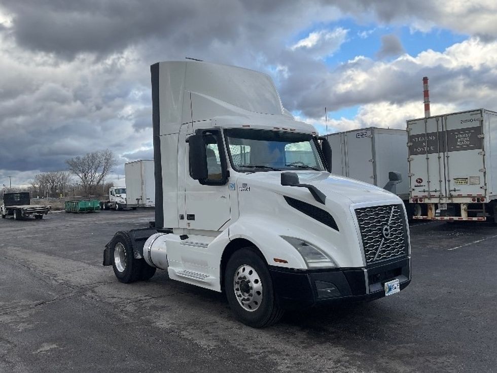 Day Cab Tractor-Heavy Duty Tractors-Volvo-2019-VNL42300-Kansas City-MO-699,732\n\t\tmiles-$ 15,000 - Image 1