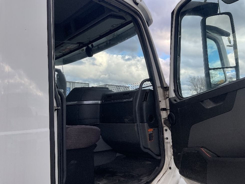 Day Cab Tractor-Heavy Duty Tractors-Volvo-2019-VNL42300-Kansas City-MO-699,732\n\t\tmiles-$ 15,000 - Image 12