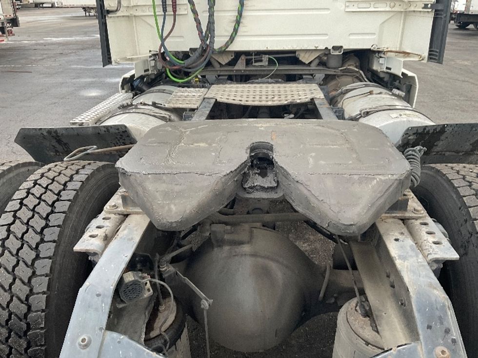 Day Cab Tractor-Heavy Duty Tractors-Volvo-2019-VNL42300-Kansas City-MO-699,732\n\t\tmiles-$ 15,000 - Image 6