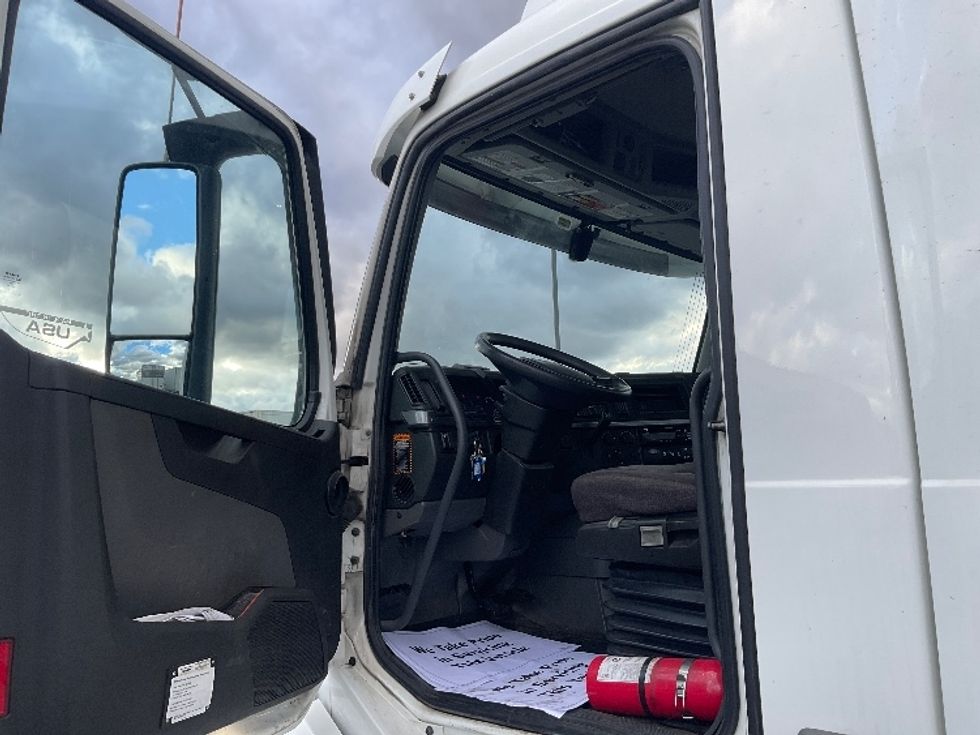 Day Cab Tractor-Heavy Duty Tractors-Volvo-2019-VNL42300-Kansas City-MO-699,732\n\t\tmiles-$ 15,000 - Image 9