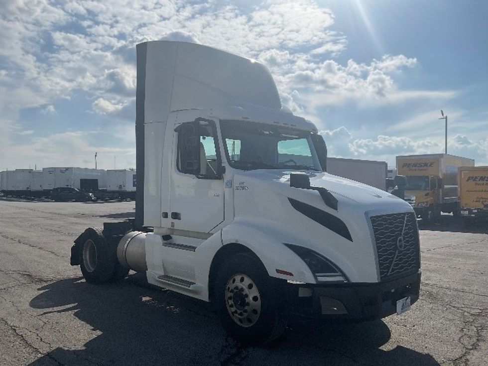 Day Cab Tractor-Heavy Duty Tractors-Volvo-2019-VNL42300-Kansas City-MO-837,470\n\t\tmiles-$ 20,000 - Image 1