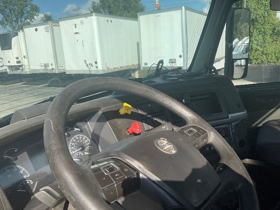 Day Cab Tractor-Heavy Duty Tractors-Volvo-2019-VNL42300-Kansas City-MO-837,470\n\t\tmiles-$ 20,000 - Image 10