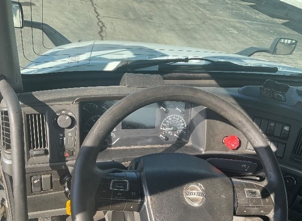 Day Cab Tractor-Heavy Duty Tractors-Volvo-2019-VNL42300-Kansas City-MO-837,470\n\t\tmiles-$ 20,000 - Image 11
