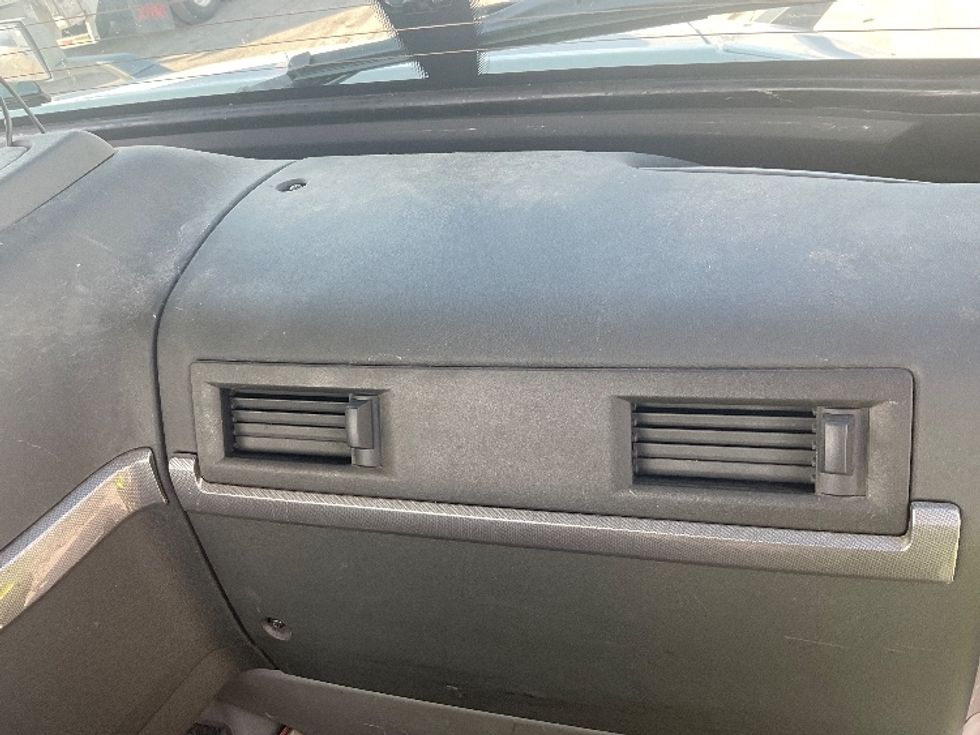 Day Cab Tractor-Heavy Duty Tractors-Volvo-2019-VNL42300-Kansas City-MO-837,470\n\t\tmiles-$ 20,000 - Image 13