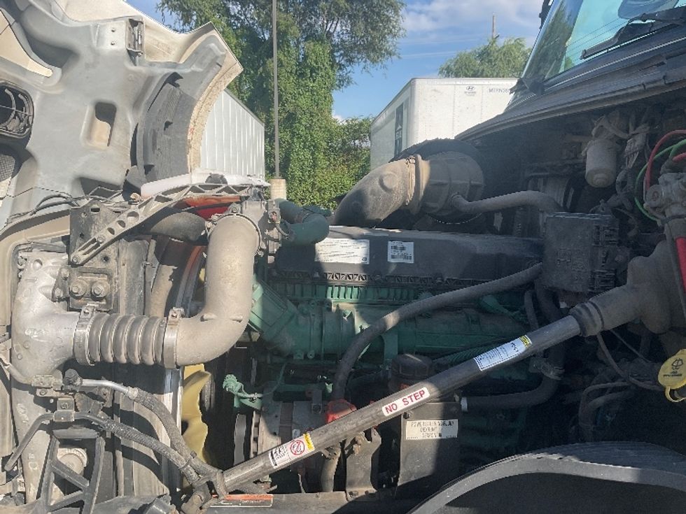 Day Cab Tractor-Heavy Duty Tractors-Volvo-2019-VNL42300-Kansas City-MO-837,470\n\t\tmiles-$ 20,000 - Image 16