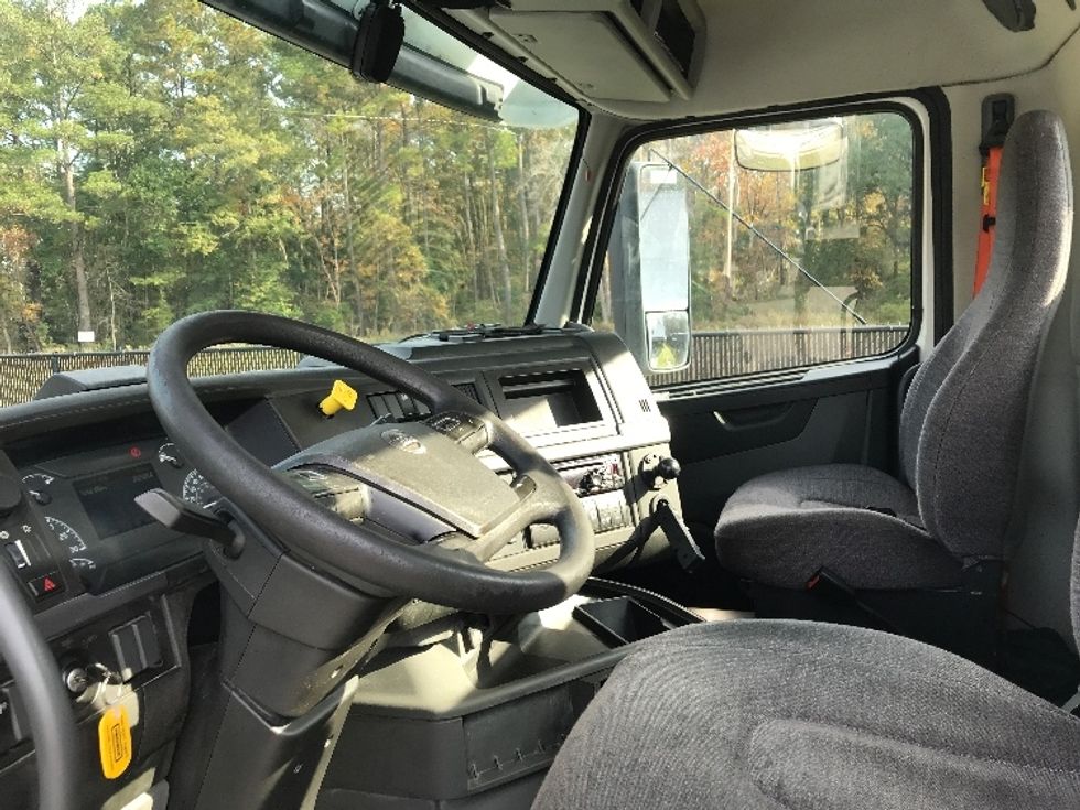 Day Cab Tractor-Heavy Duty Tractors-Volvo-2019-VNL42300-Ladson-SC-302,100\n\t\tmiles-$ 36,250 - Image 10
