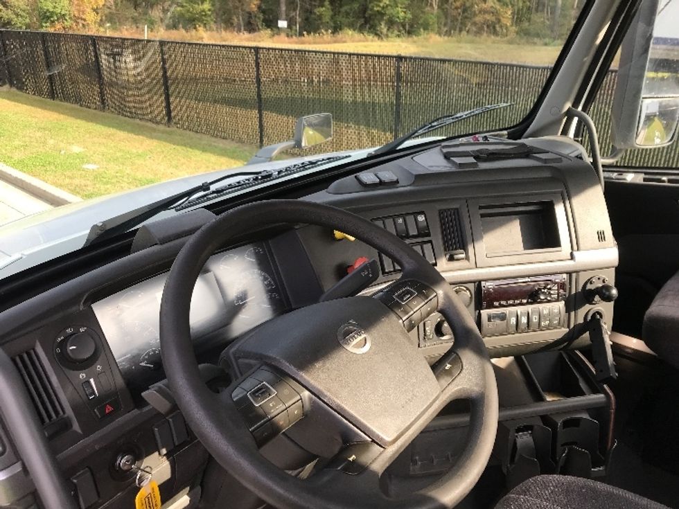 Day Cab Tractor-Heavy Duty Tractors-Volvo-2019-VNL42300-Ladson-SC-302,100\n\t\tmiles-$ 36,250 - Image 11