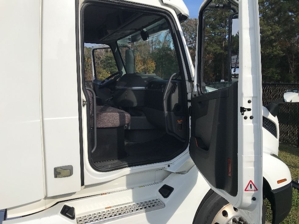 Day Cab Tractor-Heavy Duty Tractors-Volvo-2019-VNL42300-Ladson-SC-302,100\n\t\tmiles-$ 36,250 - Image 12