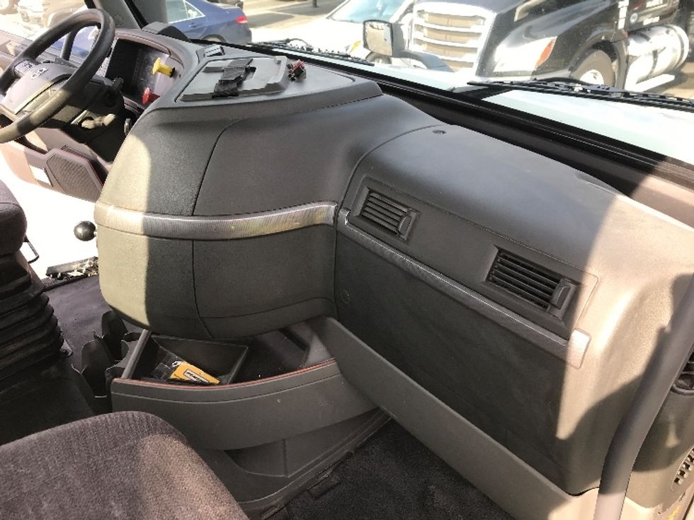 Day Cab Tractor-Heavy Duty Tractors-Volvo-2019-VNL42300-Ladson-SC-302,100\n\t\tmiles-$ 36,250 - Image 13