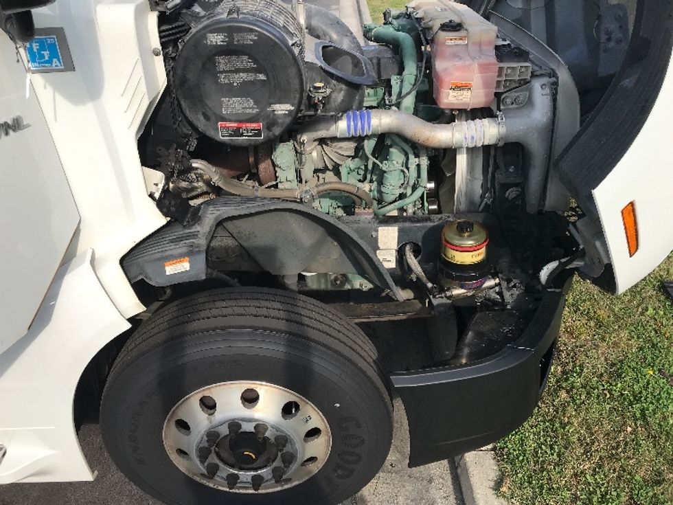 Day Cab Tractor-Heavy Duty Tractors-Volvo-2019-VNL42300-Ladson-SC-302,100\n\t\tmiles-$ 36,250 - Image 14