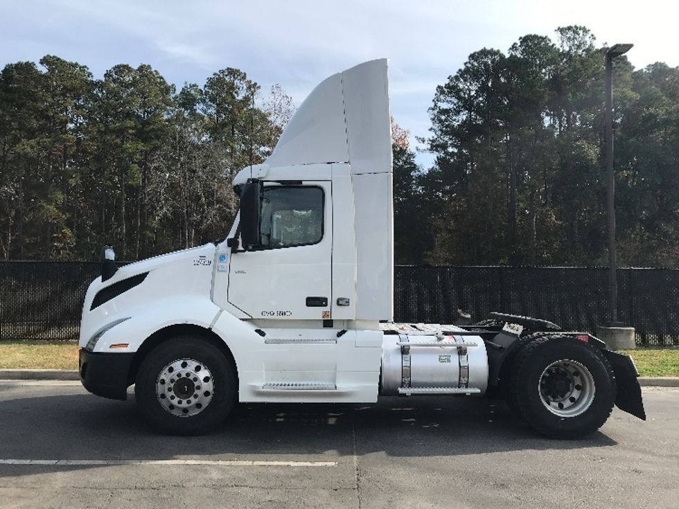 Day Cab Tractor-Heavy Duty Tractors-Volvo-2019-VNL42300-Ladson-SC-302,100\n\t\tmiles-$ 36,250 - Image 4