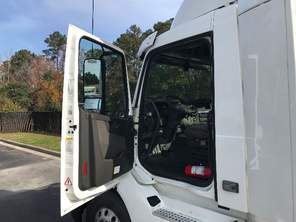 Day Cab Tractor-Heavy Duty Tractors-Volvo-2019-VNL42300-Ladson-SC-302,100\n\t\tmiles-$ 36,250 - Image 9