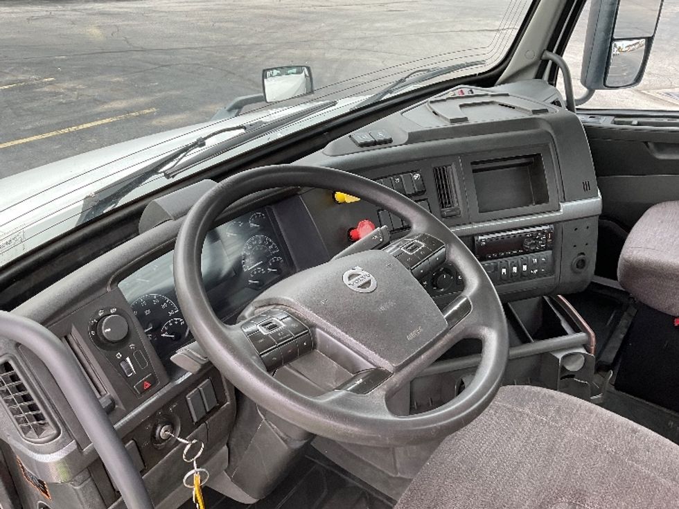 Day Cab Tractor-Heavy Duty Tractors-Volvo-2019-VNL42300-Middlefield-OH-205,114\n\t\tmiles-$ 38,750 - Image 10