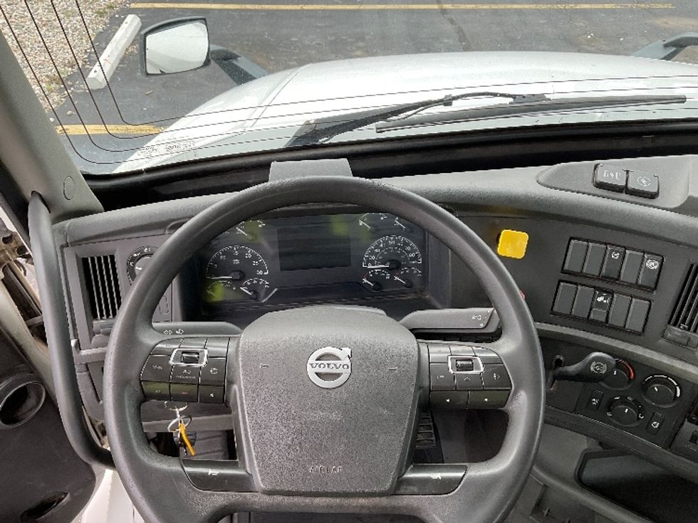 Day Cab Tractor-Heavy Duty Tractors-Volvo-2019-VNL42300-Middlefield-OH-205,114\n\t\tmiles-$ 38,750 - Image 11