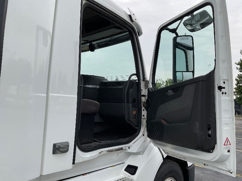 Day Cab Tractor-Heavy Duty Tractors-Volvo-2019-VNL42300-Middlefield-OH-205,114\n\t\tmiles-$ 38,750 - Image 12