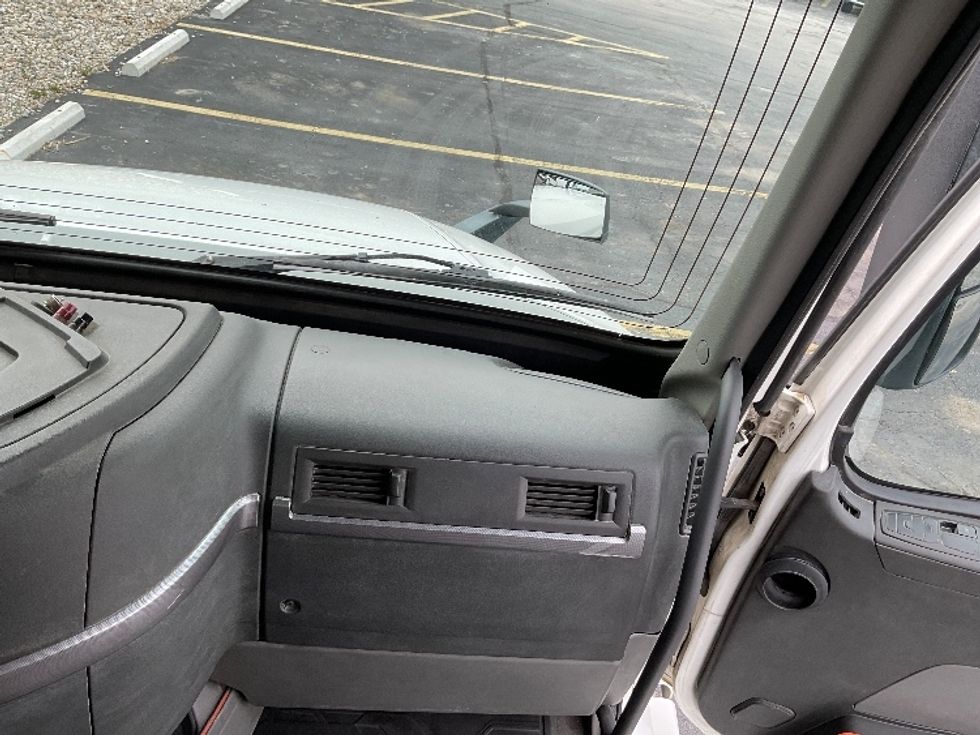 Day Cab Tractor-Heavy Duty Tractors-Volvo-2019-VNL42300-Middlefield-OH-205,114\n\t\tmiles-$ 38,750 - Image 13