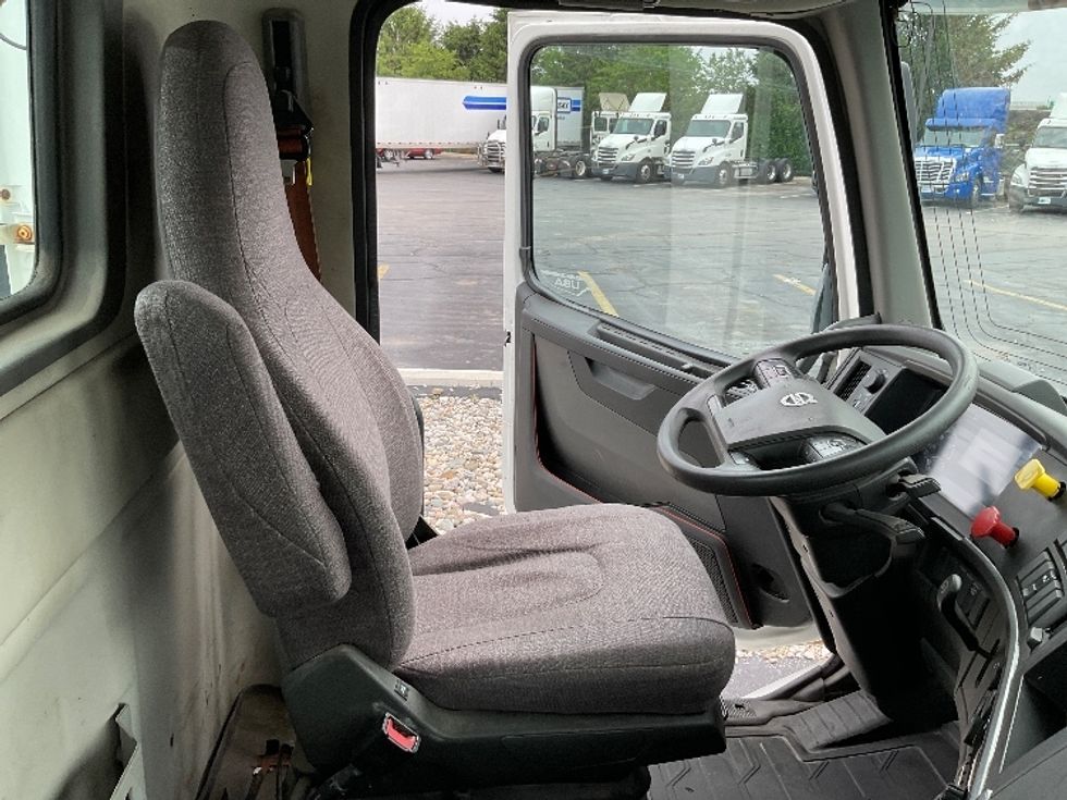 Day Cab Tractor-Heavy Duty Tractors-Volvo-2019-VNL42300-Middlefield-OH-205,114\n\t\tmiles-$ 38,750 - Image 14