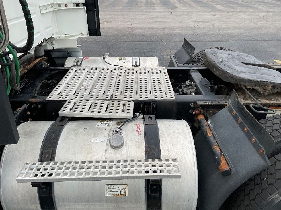 Day Cab Tractor-Heavy Duty Tractors-Volvo-2019-VNL42300-Middlefield-OH-205,114\n\t\tmiles-$ 38,750 - Image 17