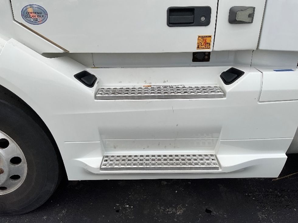 Day Cab Tractor-Heavy Duty Tractors-Volvo-2019-VNL42300-Middlefield-OH-205,114\n\t\tmiles-$ 38,750 - Image 18