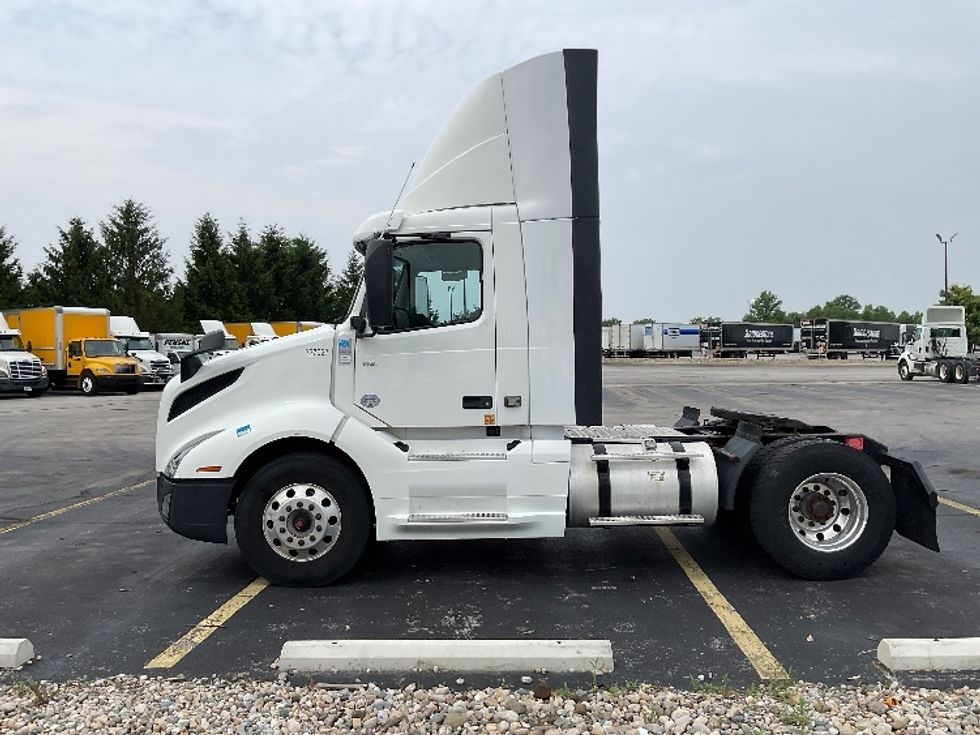 Day Cab Tractor-Heavy Duty Tractors-Volvo-2019-VNL42300-Middlefield-OH-205,114\n\t\tmiles-$ 38,750 - Image 4