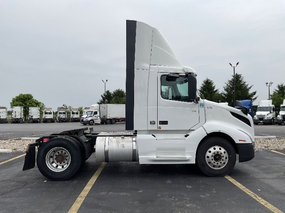Day Cab Tractor-Heavy Duty Tractors-Volvo-2019-VNL42300-Middlefield-OH-205,114\n\t\tmiles-$ 38,750 - Image 8