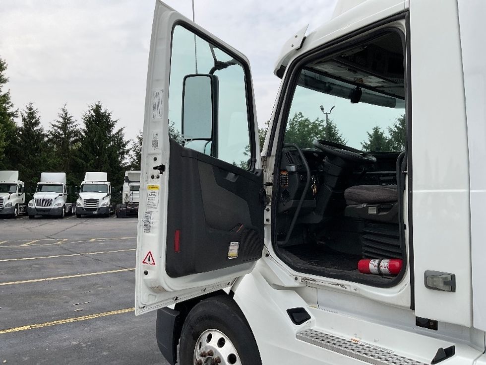 Day Cab Tractor-Heavy Duty Tractors-Volvo-2019-VNL42300-Middlefield-OH-205,114\n\t\tmiles-$ 38,750 - Image 9
