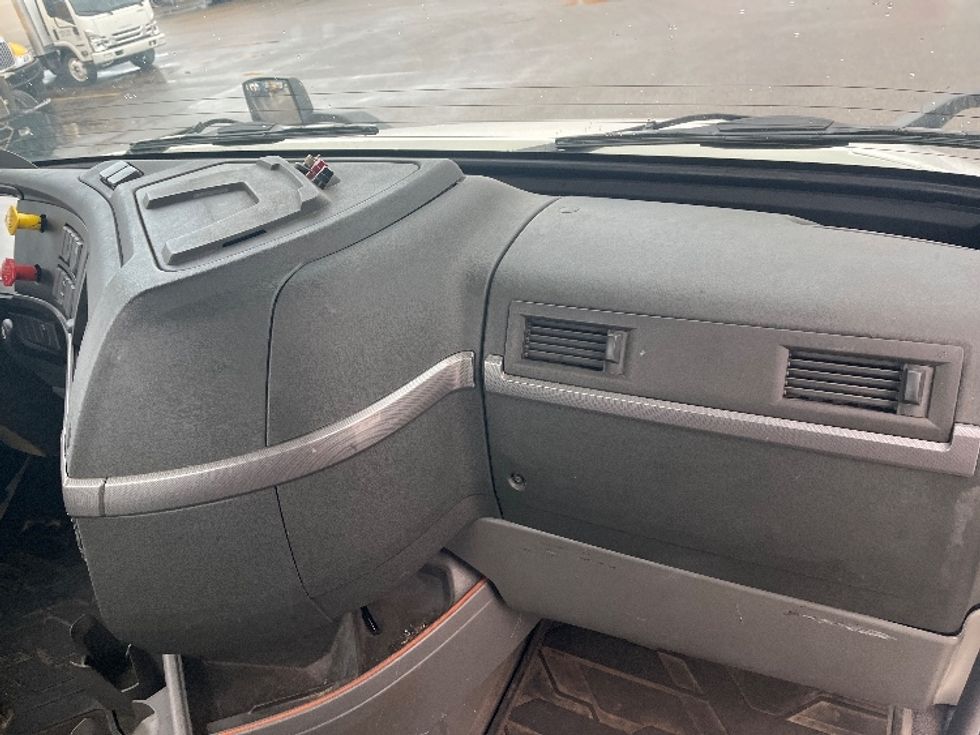 Day Cab Tractor-Heavy Duty Tractors-Volvo-2019-VNL42300-Middlefield-OH-471,108\n\t\tmiles-$ 23,250 - Image 11